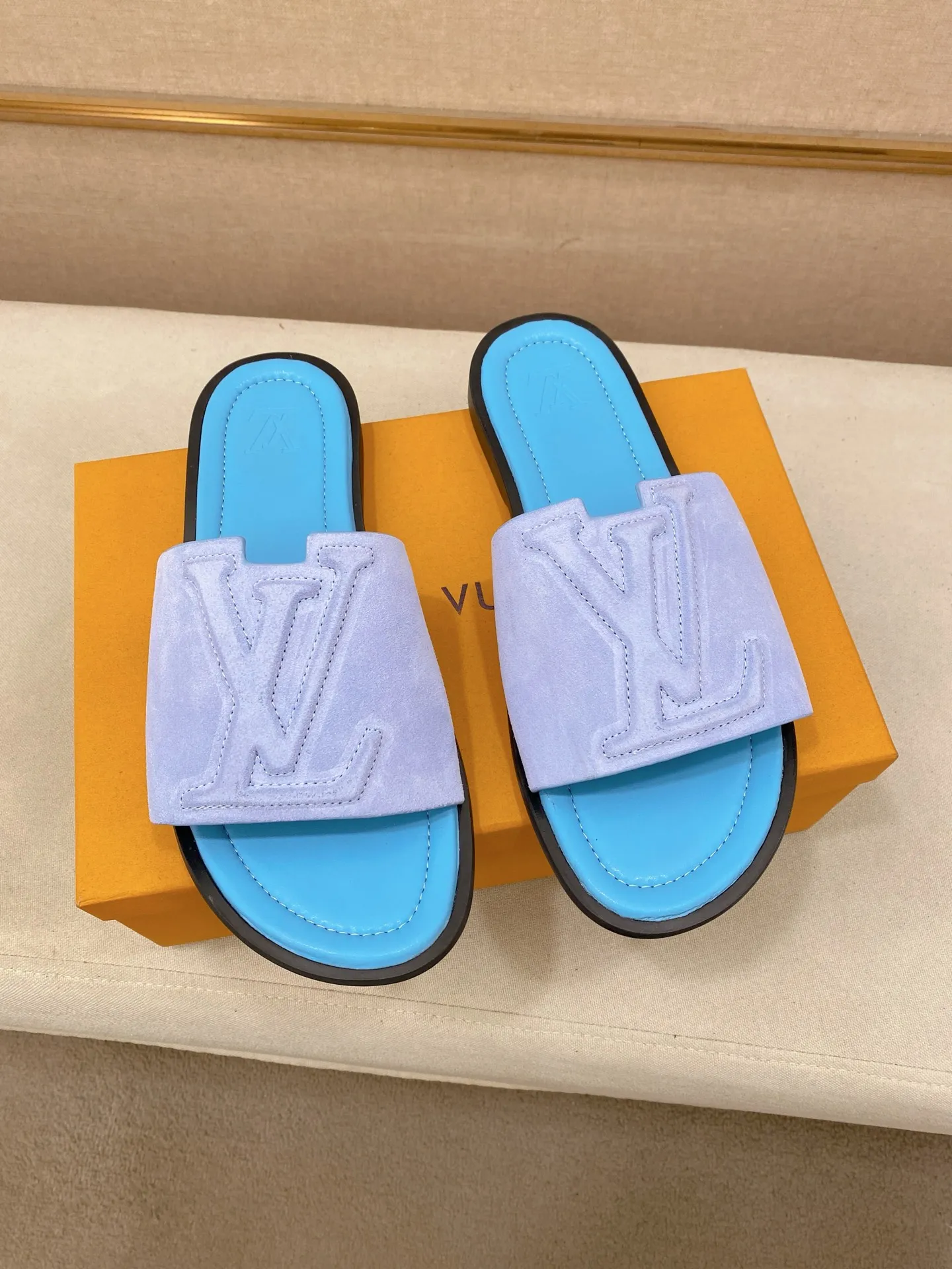 Men's shoes 💰: 340💰Made by LV🔍Top purchasing agents. Men's spring and summer slippers are available at the same counter. The uppers are imported cowhide from Italy, with logo graphics and high-quality craftsmanship. Soles: original soles specially provided by the original factory. Exclusive movable molded soles are super comfortable. Original goods follow orders. 🔍🔍High quality. You can enter and exit the counter at will. Welcome to compare. Size 38-44. Can be customized45